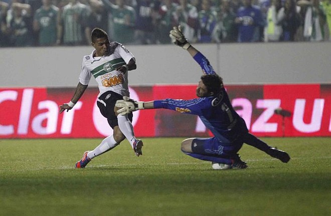 Júnior Urso perde oportunidade no primeiro tempo diante do goleiro palmeirense Bruno |
