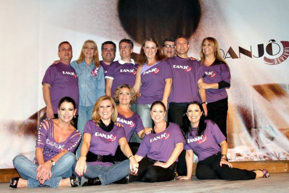 Foi o maior sucesso a festa Danjô Revival, sábado passado, no Music Hall, que reuniu os ex-alunos da escola de dança Danjô. As estrelas da noite, que se estendeu até o raiar do domingo, foram (da esquerda para a direita, em pé): Eduardo Petry, Jô Braska Negrão, Jacir Bergmann II, João Carlos Bini, Ilana Lerner Hoffmann, Reynaldo Accioly Filho, Cesar Turin, Viviane Nicolau Adad; (sentadas) Silvana Bobaid, Vica Grahl, Patrícia Luck, Simone Teig Barbalat e Priscilla Cruz | Lucia Biscaia