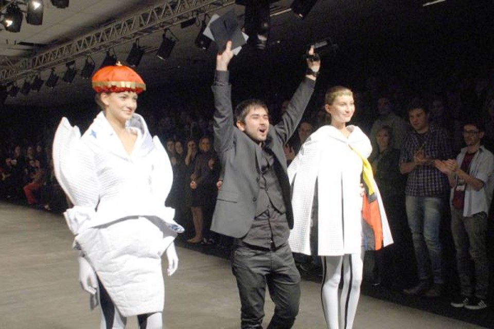 Luan Gustavo Rodrigues, aluno do curso de pós-graduação de Moda e Gestão do Senai-PR, foi o vencedor da 9ª edição do Prêmio João Turin de Incentivo a Novos Designers de Moda, com modelos inspirados na obra de Poty Lazzarotto. O resultado foi anunciado no último sábado no encerramento do Paraná Business Collection. Luan também ganhou uma viagem para Milão e uma bolsa para estudar italiano | Mauro Frasson