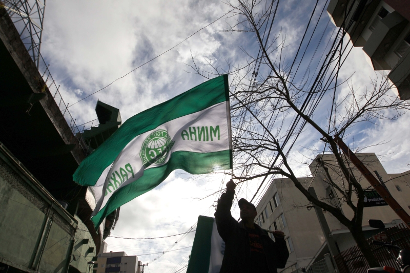 Vendedores ambulantes circulam desde ontem nas ruas próximas ao Couto Pereira vendendo bandeiras e faixas de campeão | Felipe Rosa/ Gazeta do Povo