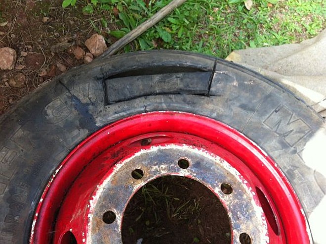 Um pneu com cortes para levar drogas também foi apreendido | 