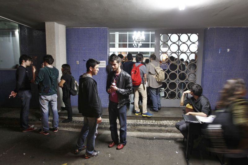A manifestação na Reitoria da UFPR foi pacífica. Os estudantes pediram melhorias no sistema de ensino | Daniel Castellano/Gazeta do Povo