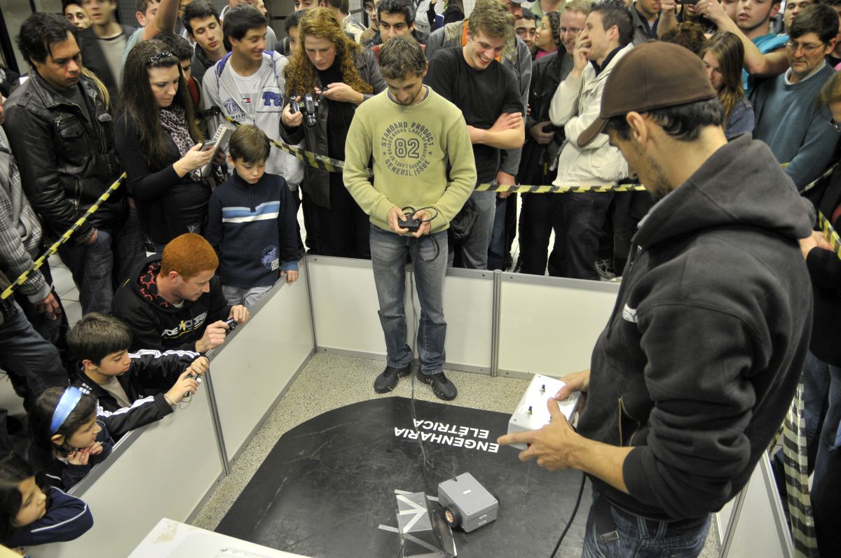 Estudantes controlam suas criações por controle remoto | Dabiel Caron / Gazeta do Povo