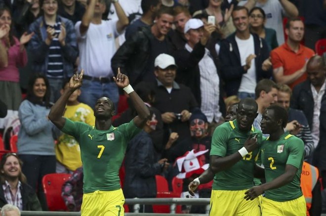 Moussa Konate comemora gol pela seleção senegalesa. Atacante marcou os dois, na vitória em cima do Uruguai |