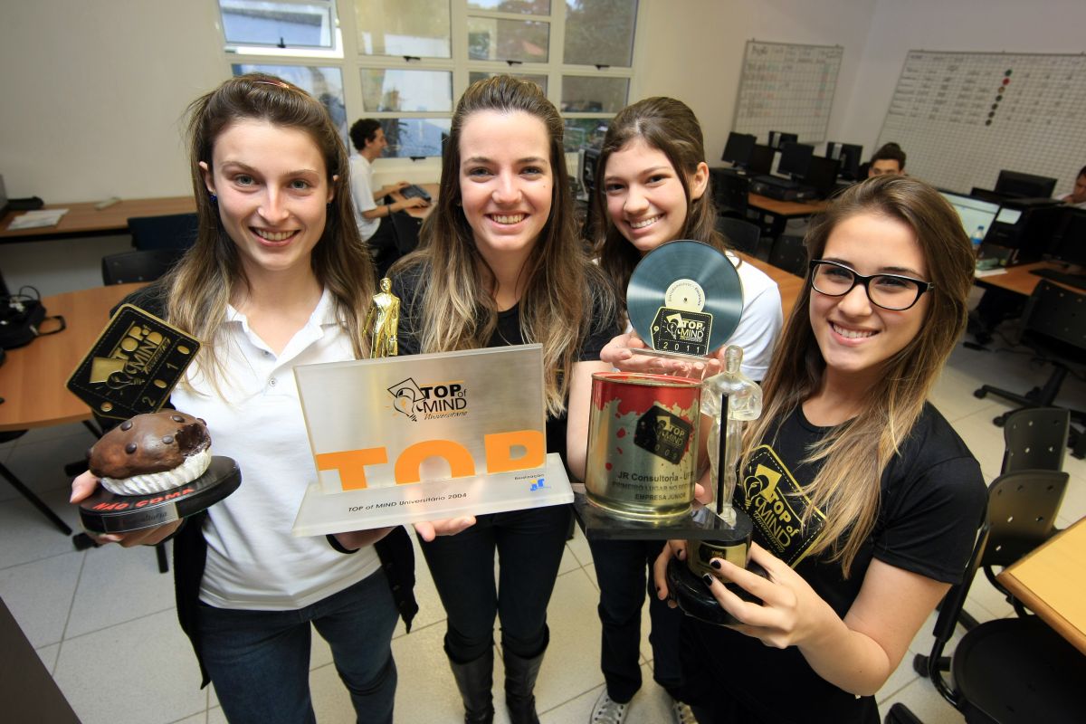 Maira Luísa, Olívia, Luísa e Rafaela estão entre os alunos que gereciam a empresa júnior JR consultoria | Henry Milleo / Gazeta do Povo