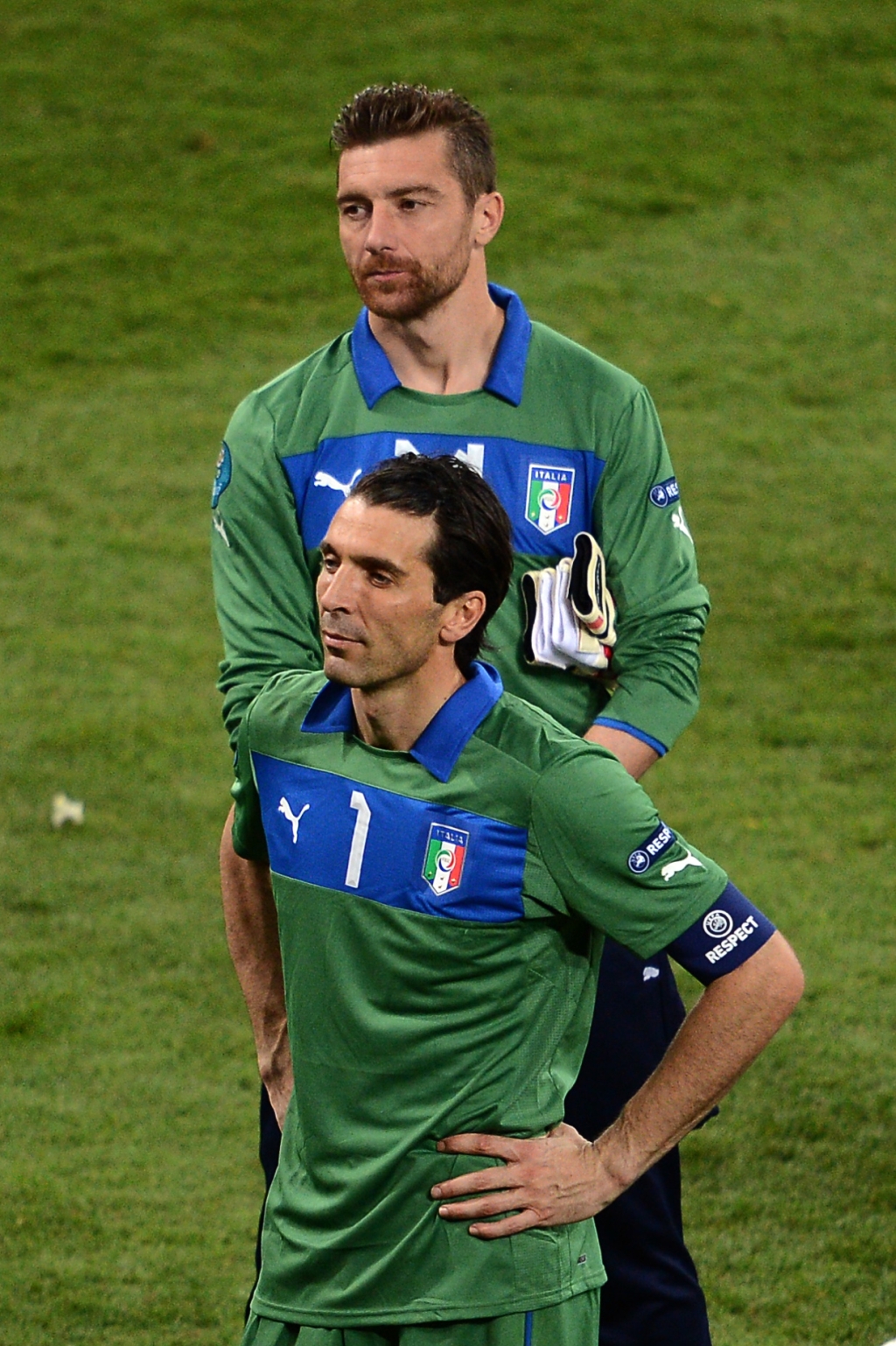 Buffon (abaixo), com o goleiro De Sanctis: "Espanha foi superior" | Jeff Pachoud/ AFP