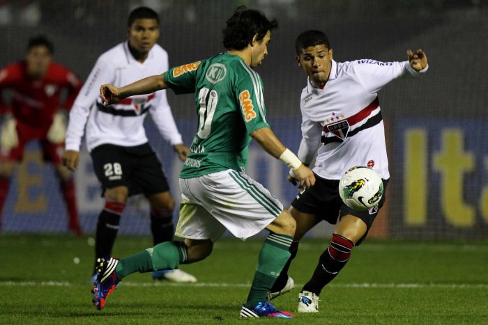 O palmeirense Valdivia disputa a jogada com o são-paulino Cícero em Barueri | Wagner Carmo/Vipcomm