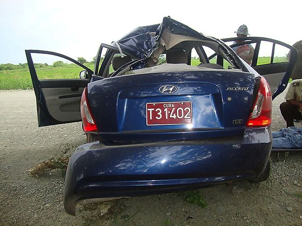 Carro acidentado que transportava o dissidente cubano Oswaldo Payá | TV Cubana/AFP