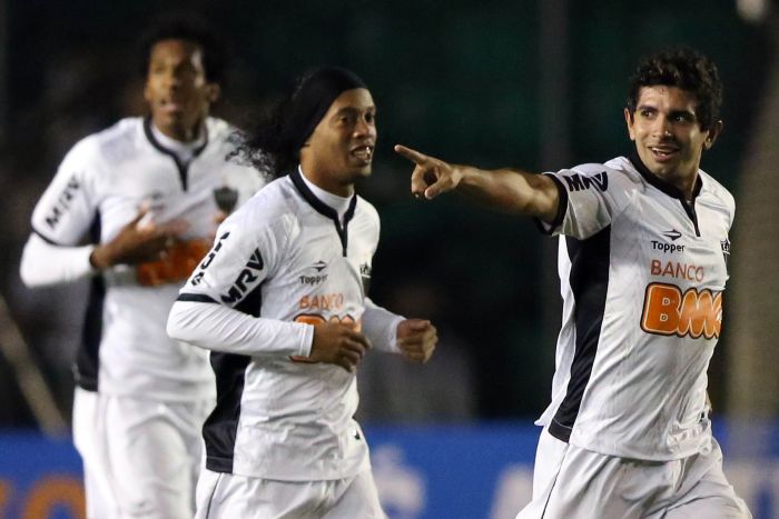 Guilherme (direita) comemora com Ronaldinho Gaúcho o gol da vitória atleticana em Florianópolis | Agif/Folhapress