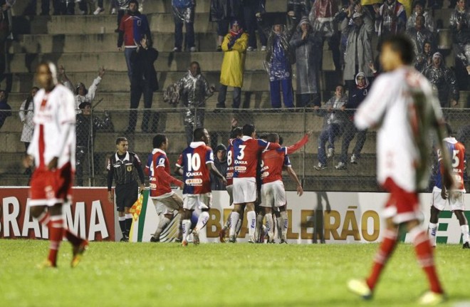 Jogadores do Paraná comemoram o gol diante do América-RN | 