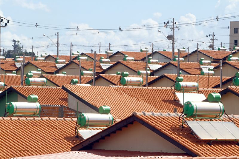 Aquecedores solares de água em conjunto habitacional de Londrina: país aproveita pouco a luz solar | Roberto Custódio / Jornal de Londrina