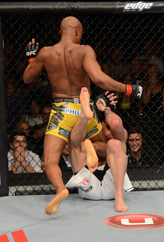 Anderson acerta joelhada em Sonnen; golpe definiu triunfo do curitibano |