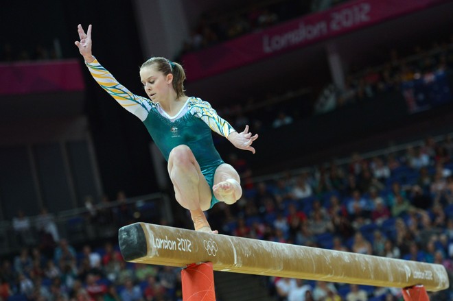 A ginasta australiana Lauren Mitchell se apresenta na trave |