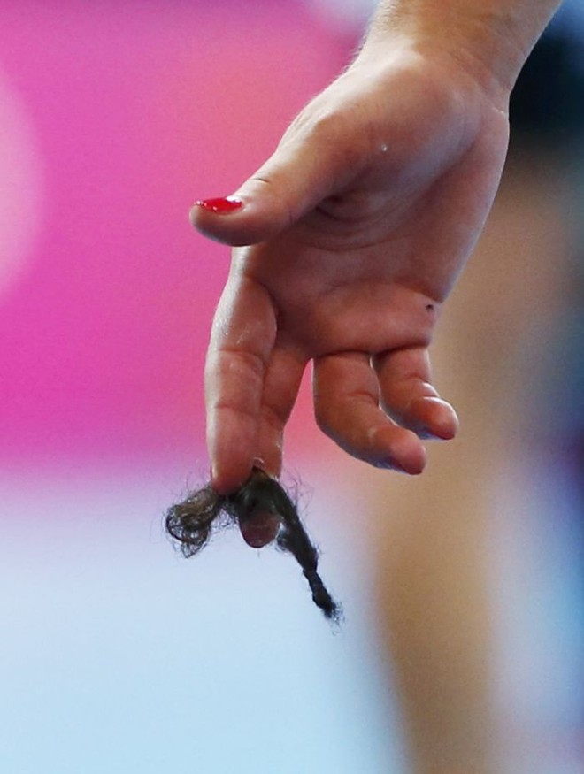 Muita vontade: croata Dijana Jovetic arranca cabelo da adversária, a angolana Carolina Morais, em jogo do handebol |