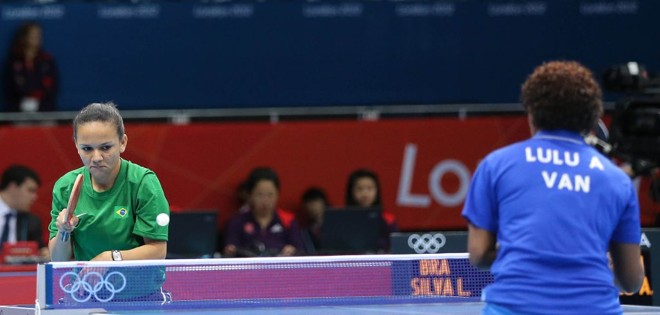 Lígia Silva disputa partida contra Anoly Lulu durante as competições de Tênis de Mesa na Arena ExCel |