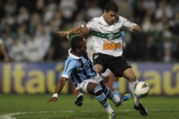 Leonardo disputa a jogada com Zé Roberto na vitória alviverde sobre o Grêmio | Allan Costa Pinto / Tribuna do Paraná
