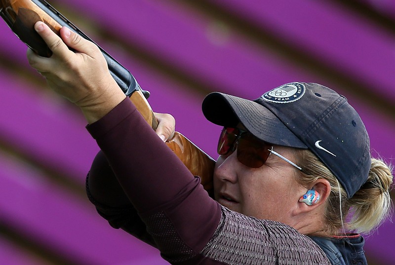 Kim Rhode: viagem adiada, passaporte perdido, passagem comida por cachorro e pontaria certeira | Marwan Naamani / AFP