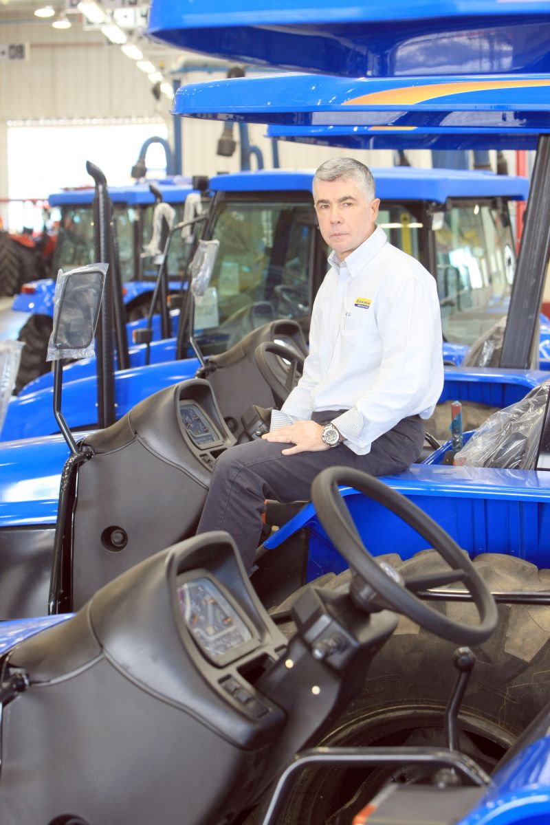 Unidade vai poder produzir 100 tratores por dia, conta o diretor da fábrica, Jefferson Teixeira | Aniele Nascimento/ Gazeta do Povo