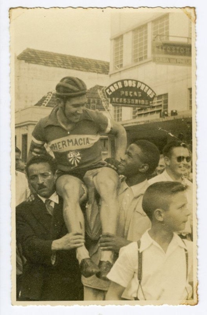 Adyr de Lima comemora o segundo lugar na prova de velocidade do II Grande Prêmio Prosdócimo, em abril de 1953. Tinha 21 anos |