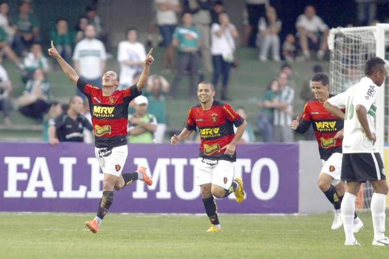 Marquinhos Gabriel e Felipe Azevedo, do Sport, comemoram o gol contra de Luccas Claro na virada sobre o Coritiba, por 3 a 2, no Couto Pereira: em oito rodadas, o Alviverde já perdeu duas em casa, o mesmo que em todo o Brasileiro 2011 | Antonio More/ Gazeta do Povo
