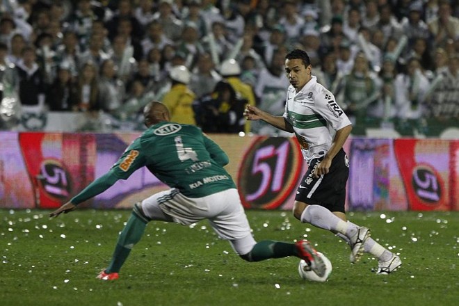 Roberto tenta se livrar da marcação de Thiago Heleno na decisão da Copa do Brasil | 