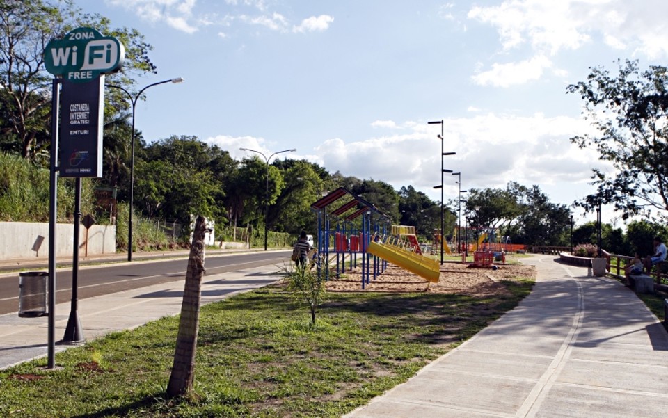 O governo da província de Misiones, na Argentina, já investiu R$ 13,5 milhões para revitalizar a orla de Puerto Iguazú, às margens do Rio Iguaçu: iniciativa serve de inspiração para o projeto Beira Foz | Christian Rizzi/ Gazeta do Povo
