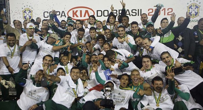 Palmeiresnes comemoram o título da Copa do Brasil em Curitiba. Agora eles querem invalidar jogo com gol de mão para tentar evitar rebaixamento. | 