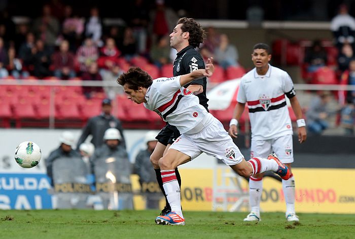Lincoln foi substituído no segundo tempo e não ficou contente com a decisão do técnico Marcelo Oliveira | Wander Roberto/VIPCOMM