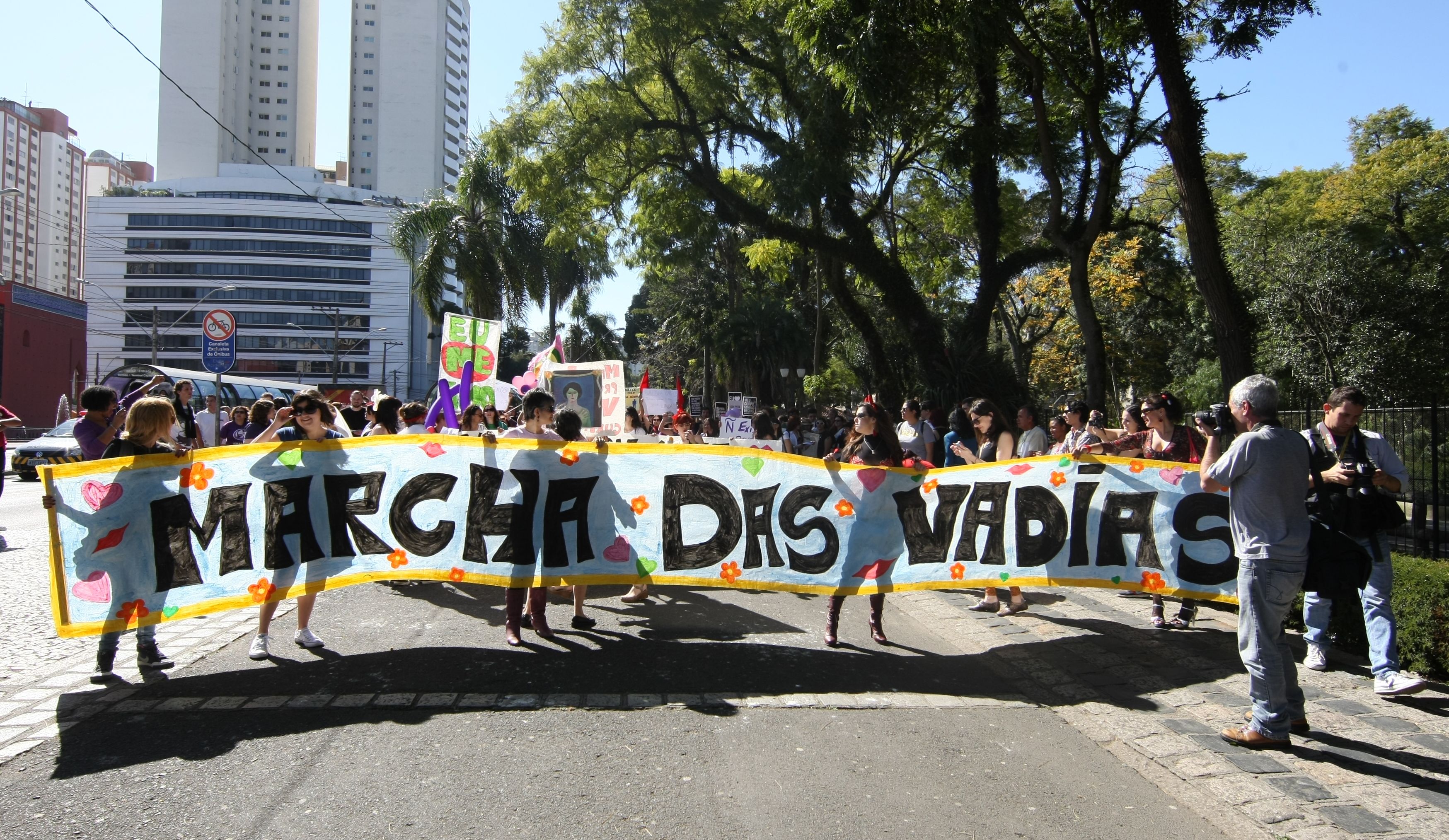 Marcha das Vadias de 2011, em Curitiba, reuniu cerca de mil pessoas, segundo a organização do evento. Este ano, mais de 2,6 mil pessoas confirmaram presença pelo Facebook | Aniele Nascimento/Gazeta do Povo