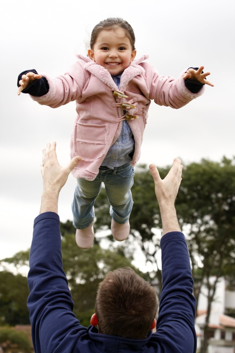 Seguindo os passos: O casal Luciano Ferreira, analista de sistemas de 36 anos, e Adriana Medeiros Ferreira, psicóloga de 32 anos, acredita que as dez sugestões feitas pelo site dos EUA para acertar na educação de uma criança são bastante coerentes. Pais de Carolina, de 4 anos, eles contam que, sem saber, acabam seguindo essas dicas, fruto da relação franca e amorosa que mantêm com a filha. A gente tenta acertar, mas sempre acha que está errando em algo. Mas, vendo os dez passos, acho que estamos fazendo tudo certo então, diz Adriana, que mora com a família em Curitiba | Sionelly Leite / Gazeta do Povo