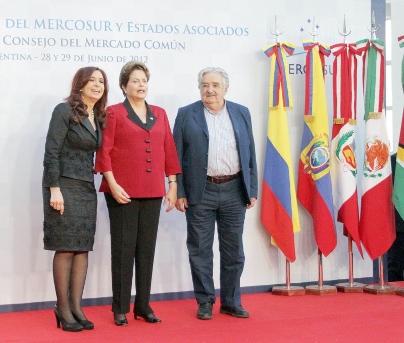 Os presidentes Cristina Kirchner (Argentina), Dilma Rousseff (Brasil) e José Mujica (Uruguai) líderes do Mercosul em Mendonza há duas semanas. Na ocasião foram decididas a suspensão do Paraguai e a entrada da Venezuela, o que mudou a estrutura político-econômica do bloco | Marcelo Aguilar/Efe