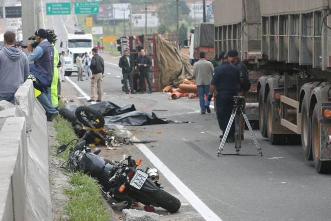 Três das vítimas estavam em duas motos |