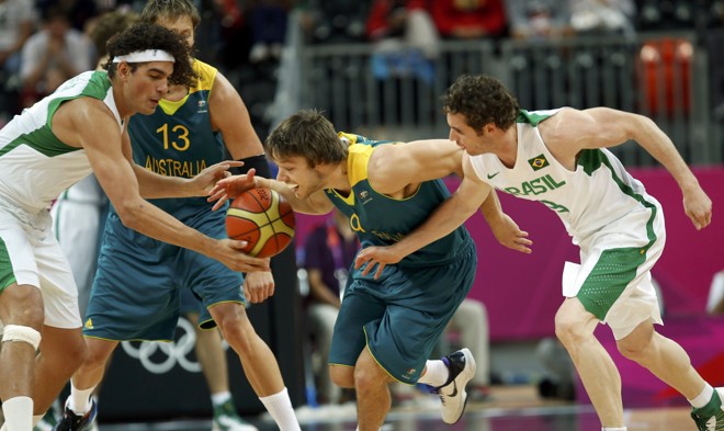 O australiano Matt Dellavedova sofre marcação dos brasileiros Anderson Varejao e Marcelinho Huertas |