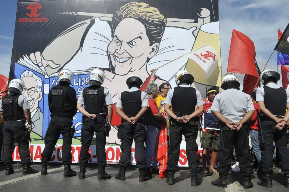 Policiais usaram spray de pimenta para dispersar grevistas, que fizeram manifestação na Esplanada dos Ministérios | Antônio Cruz/ABr