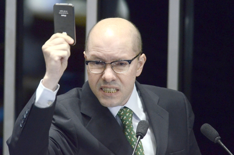 Demóstenes Torres defendeu-se, na tribuna do Senado, no dia em que teve mandato cassado | Cadu Gomes/Reuters