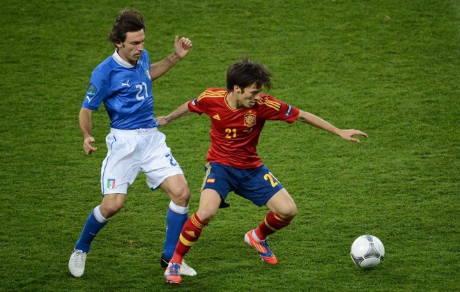 Pirlo tenta o bloqueio diante de David Silva | 