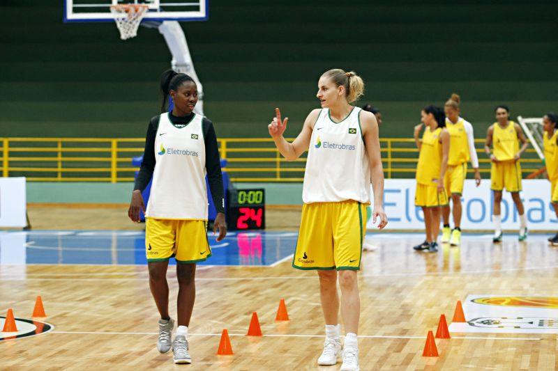 Franciele, de Jacarezinho, e Nádia, de Marialva, durante treino da seleção brasileira em Foz | Cristhian Rizzi/ Gazeta do Povo