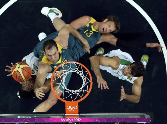 Marcelinho Machado (esq.) e Nene Hilario (direita) lutam debaixo da tabela contra os australianos David Andersen (segundo à direita) e Aleks Maric |