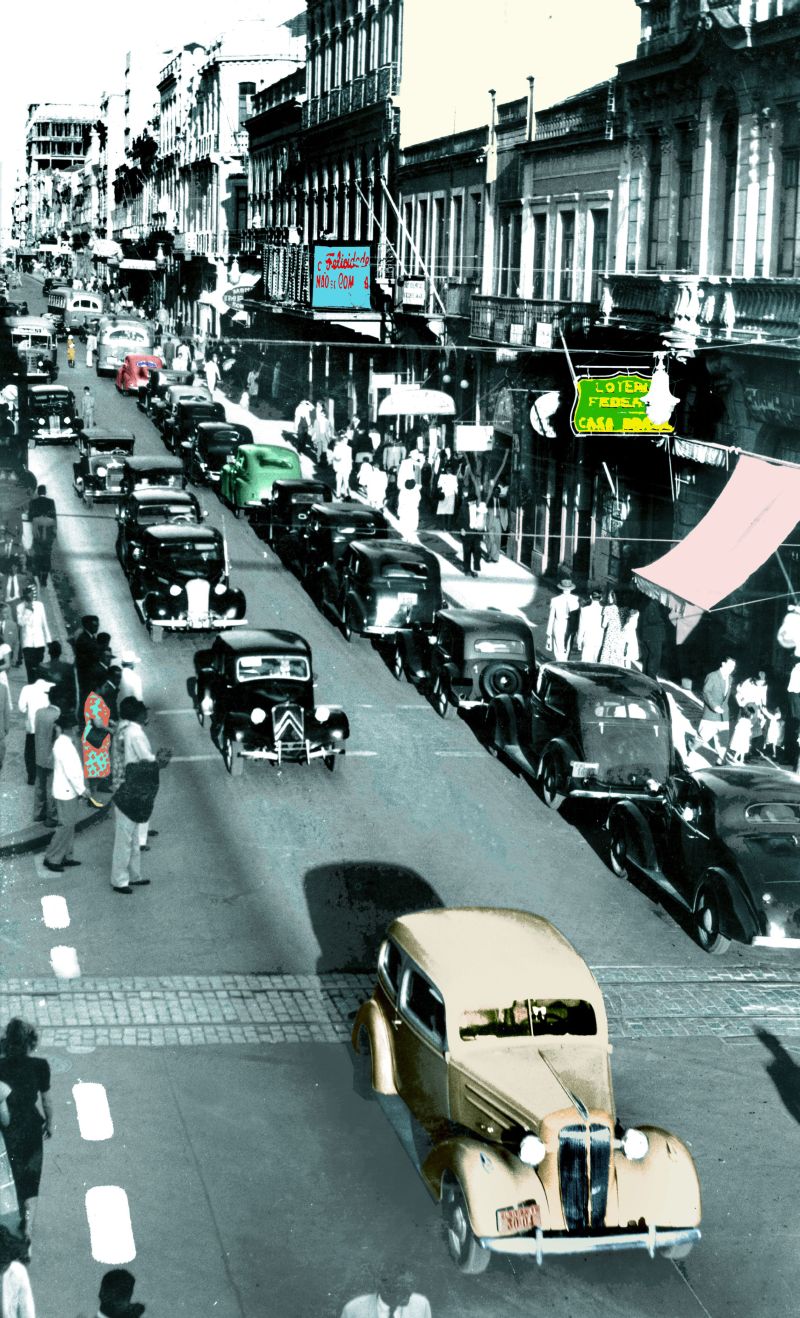 Movimento de automóveis na Rua XV de Novembro esquina com a Dr. Murici, numa tarde de verão de 1947. Os carros ainda respeitavam o espaço dos pedestres | Acervo Cid Destefani