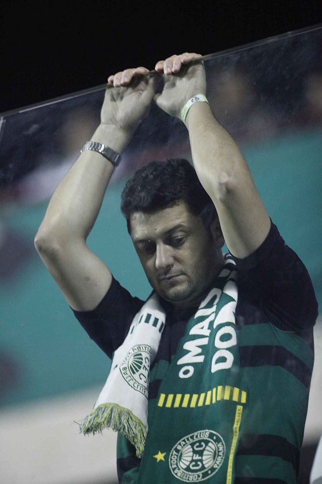 Torcedor do Coritiba lamenta a derrota em Barueri |