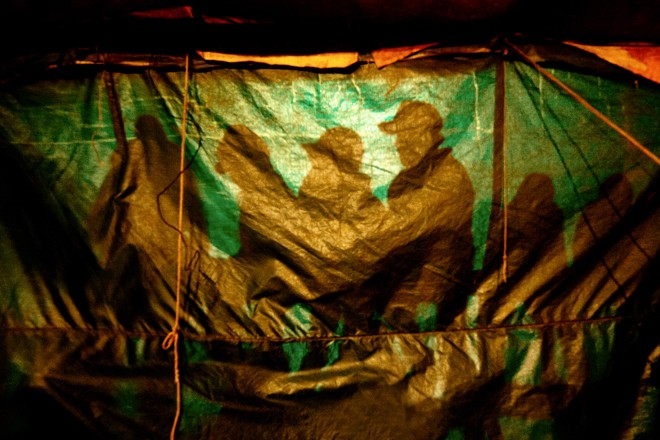 Tenda cria o cenário para o espetáculo |