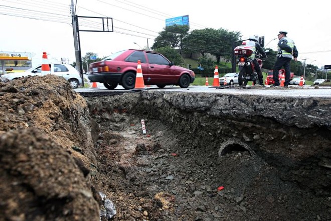 Buraco no cruzamento da Avenida das Torres com a Rua Guabirotuba | 