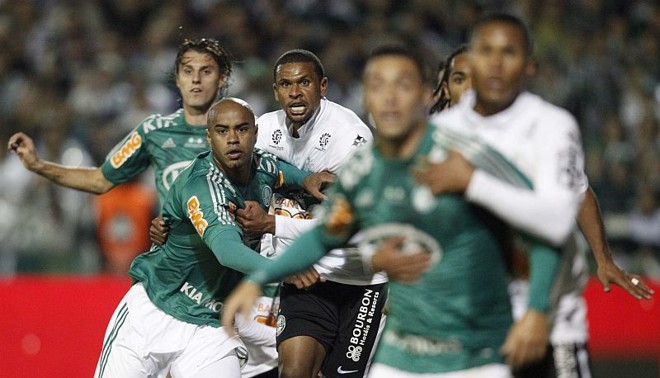 Defesa do Coritiba tenta barrar o ataque palmeirense na cobrança de escanteio | 