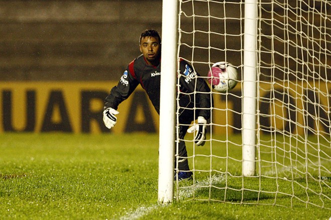 O toque de cabeça de Alex Alves acabou vencendo o goleiro Zé Carlos, ex-Tricolor |