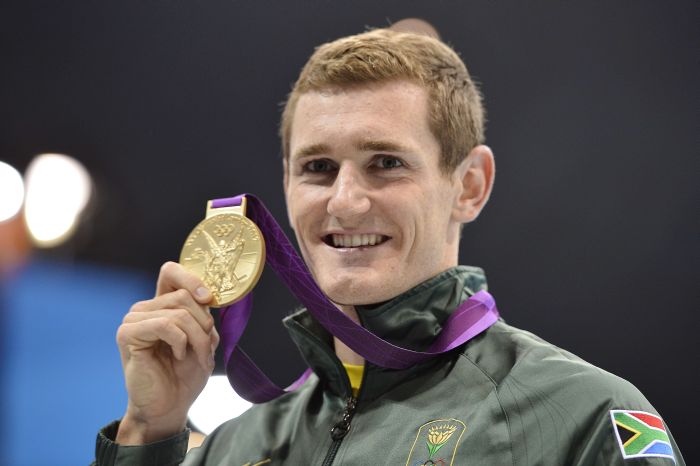 Nadador dul-africano exibe a medalha de ouro, consquistada após quebra de recorde | Fabrice Coffrini/AFP