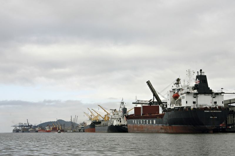 Tráfego na Baía de Paranaguá não para de bater recordes, de tempo de espera e em número de embarcações | Antônio More/ Gazeta do Povo