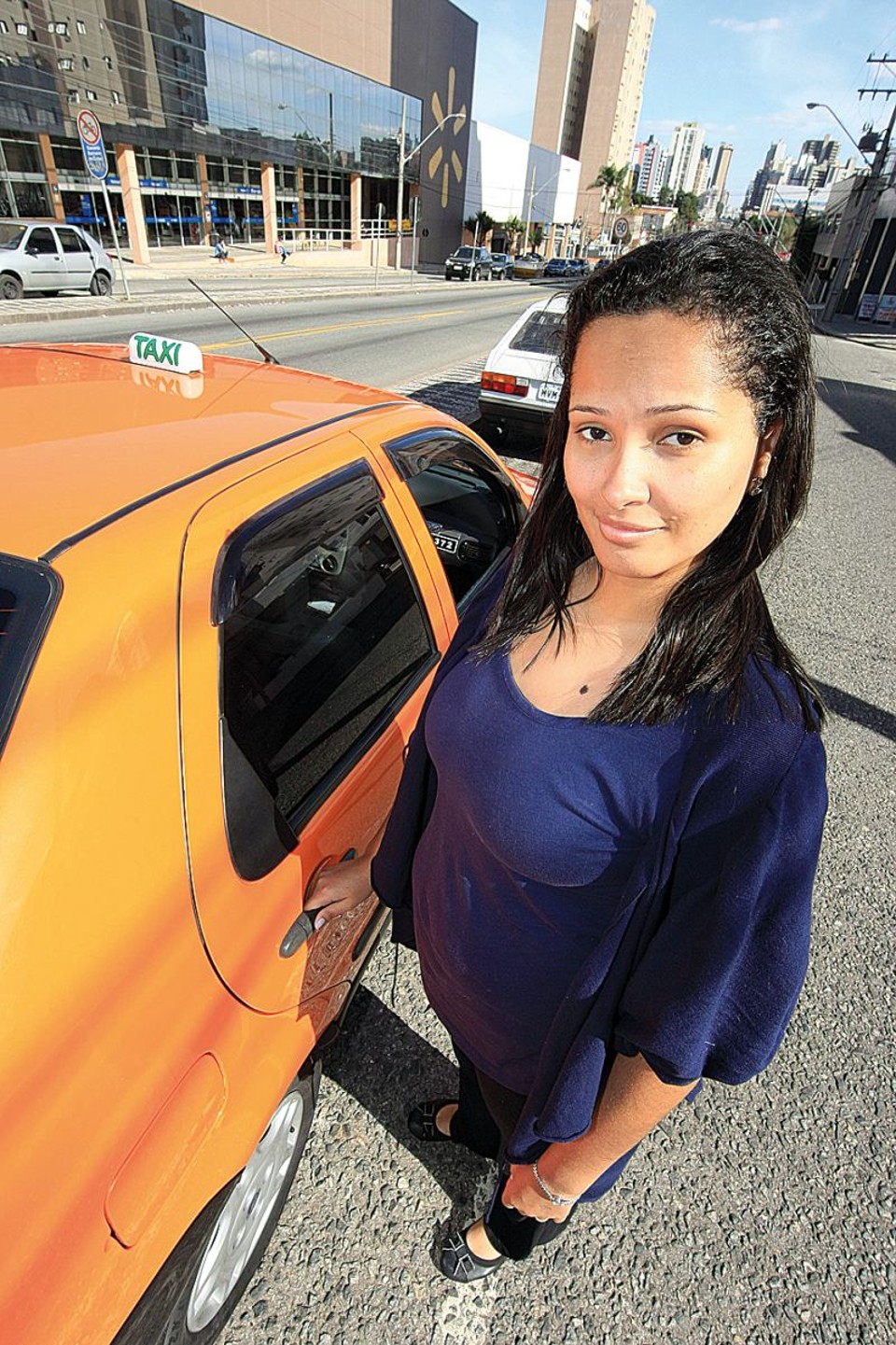 Marina Pisin Loyola e o marido venderam o carro usado mas não receberam o novo, e agora recorrem a táxi e ônibus | Ivonaldo Alexandre / Gazeta do Povo