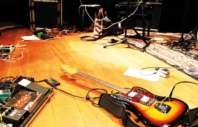 ruído/mm: pedaleiras e guitarras barulhentas no chão batizado por Vinicius de Moraes |