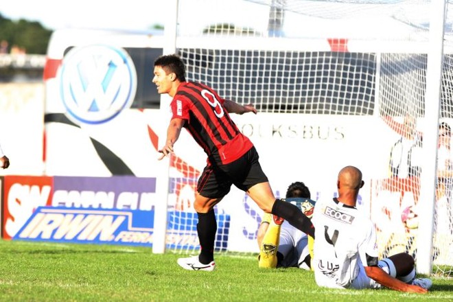 Tiago Adan marcou para o furacão logo no início do jogo | 