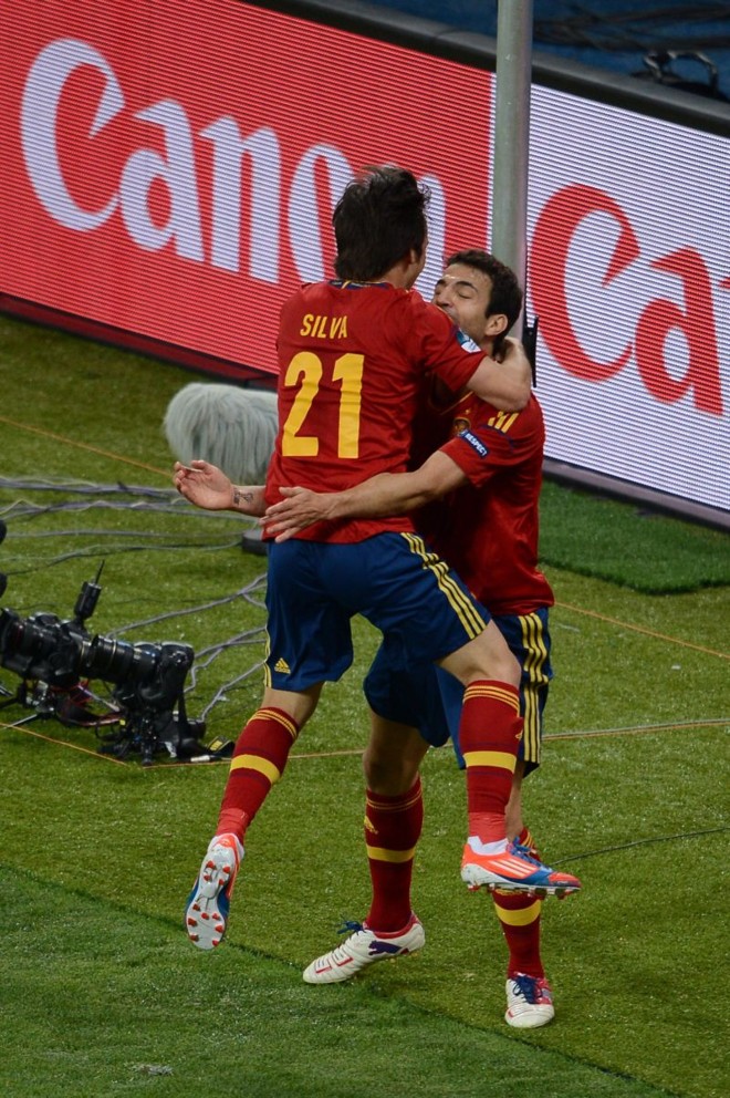 Depois, o meia agradece a assistência de Fàbregas | 